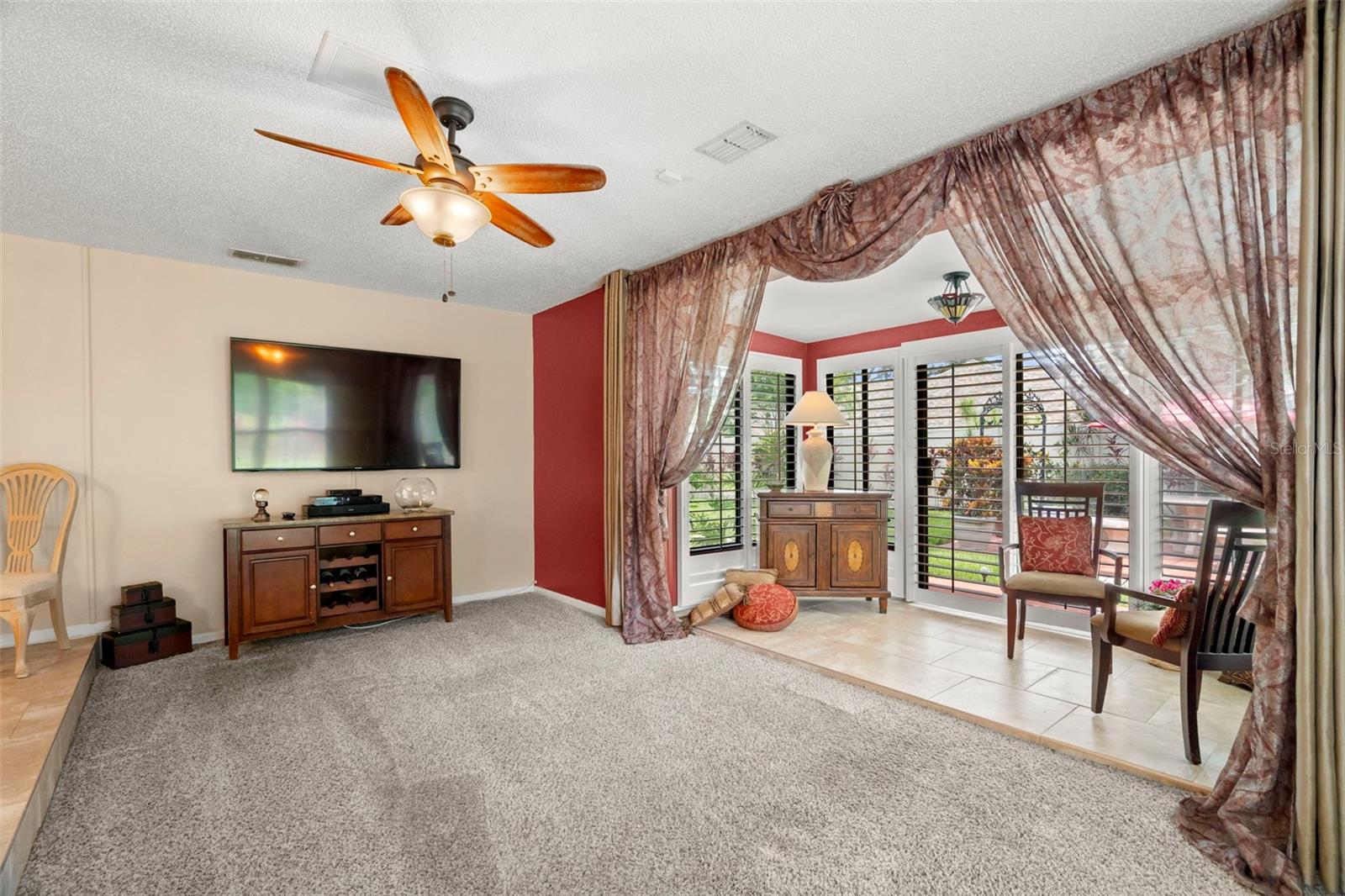Listing photo id 14 for 4208 Carrollwood Village Drive