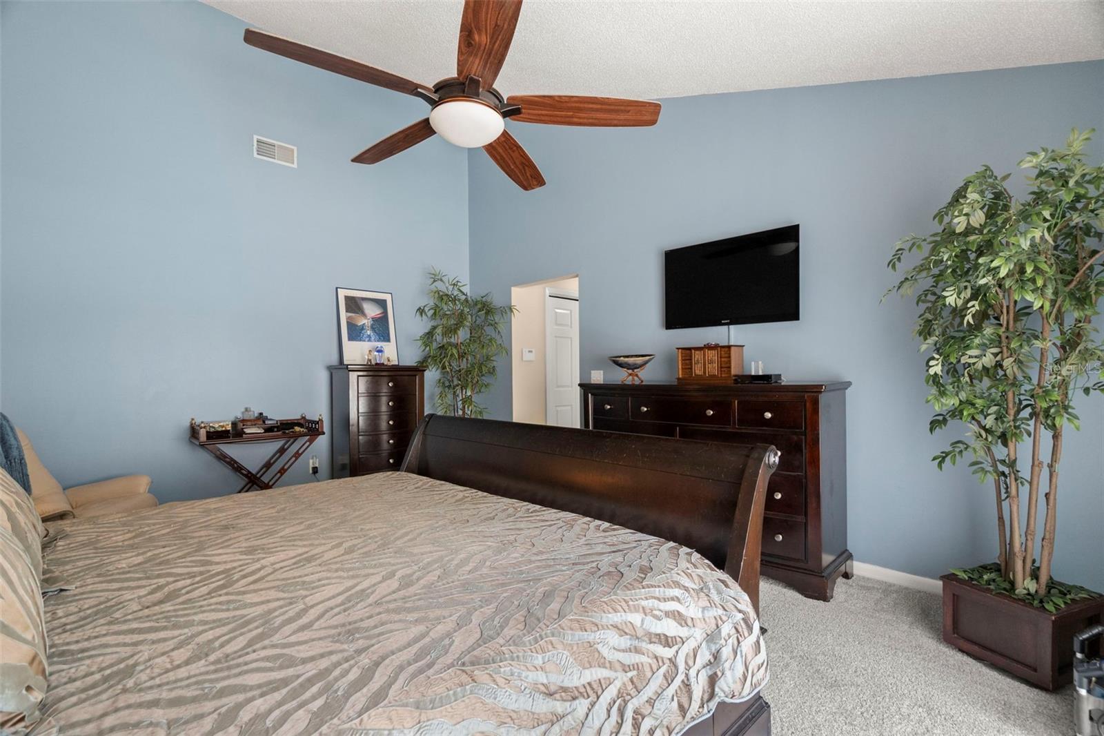 Listing photo id 18 for 4208 Carrollwood Village Drive
