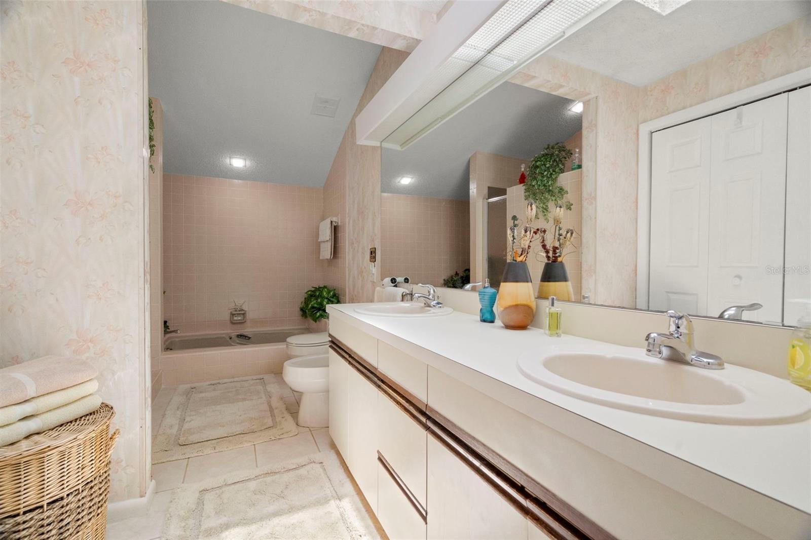 Listing photo id 19 for 4208 Carrollwood Village Drive