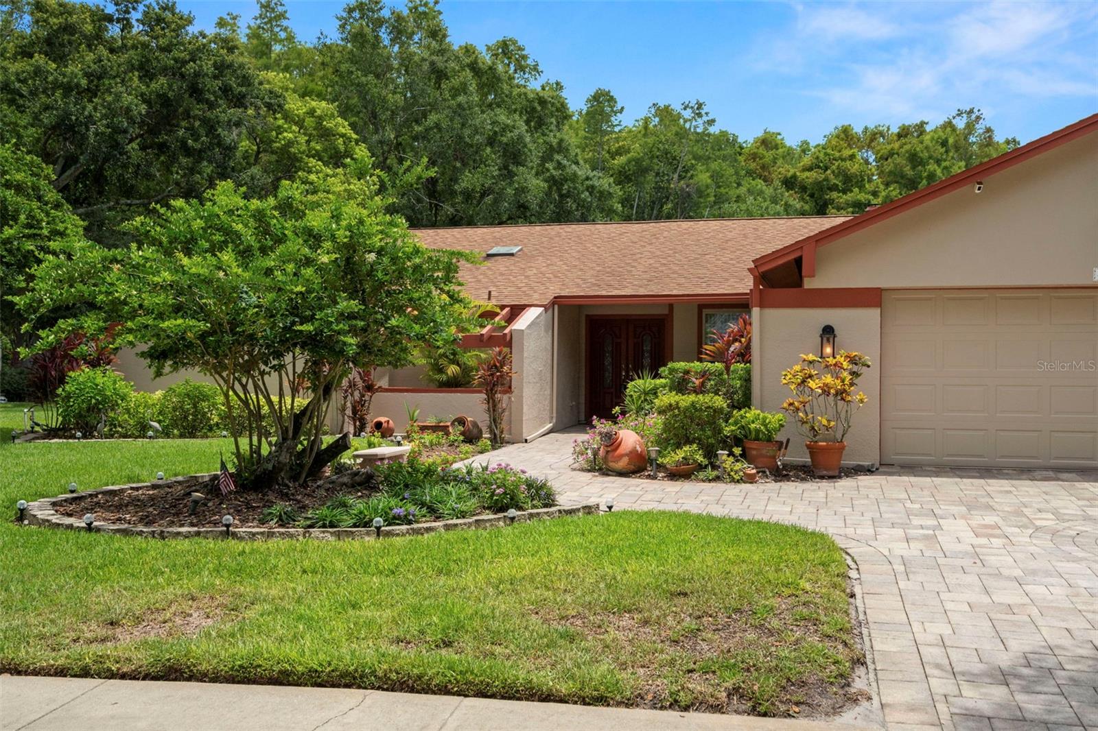 Listing photo id 4 for 4208 Carrollwood Village Drive