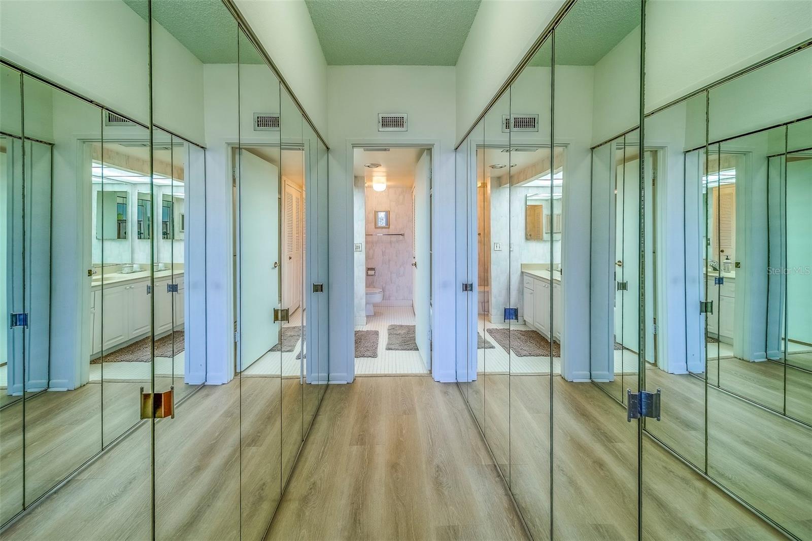 Listing photo id 18 for 400 Island Way 104