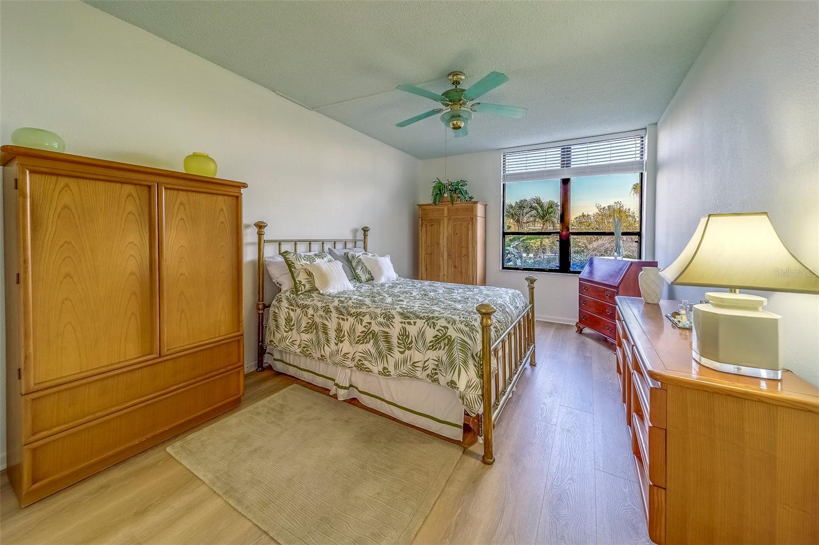 Listing photo id 19 for 400 Island Way 104