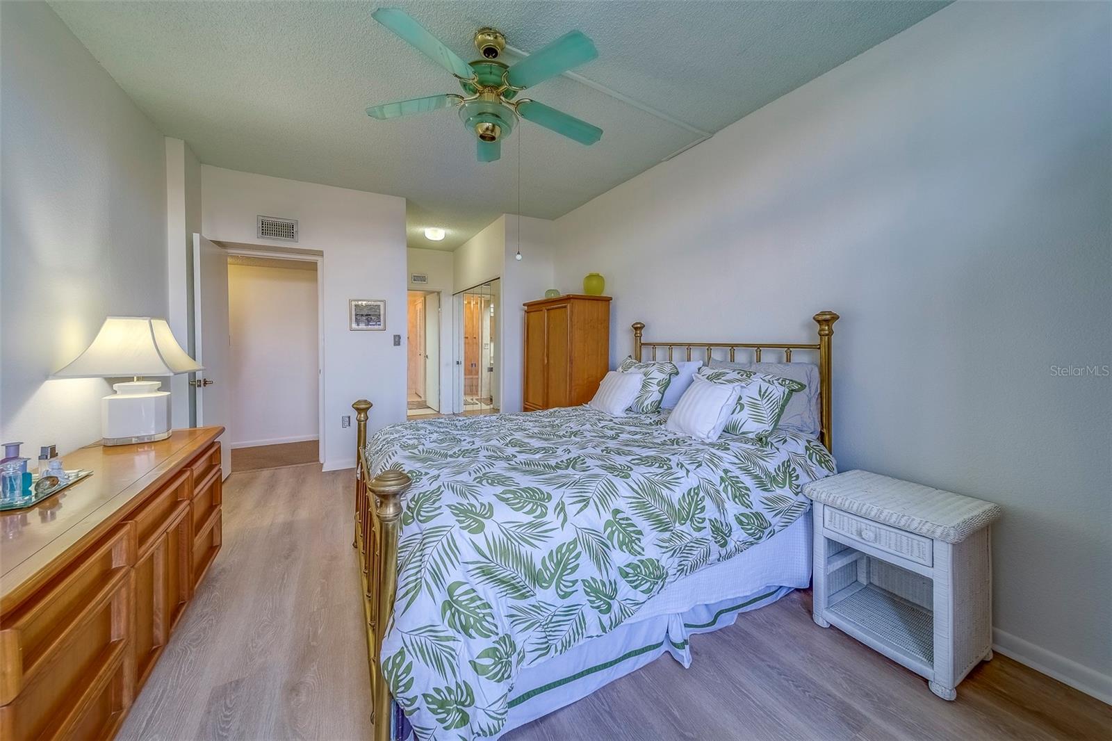 Listing photo id 20 for 400 Island Way 104
