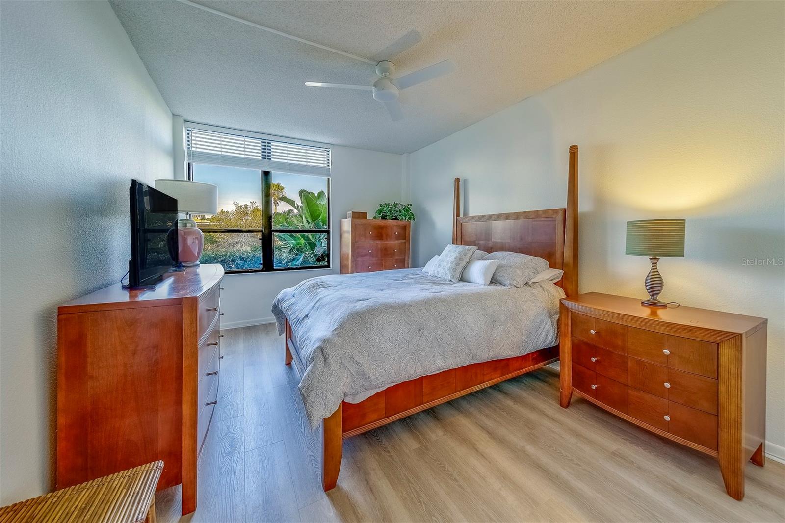 Listing photo id 27 for 400 Island Way 104