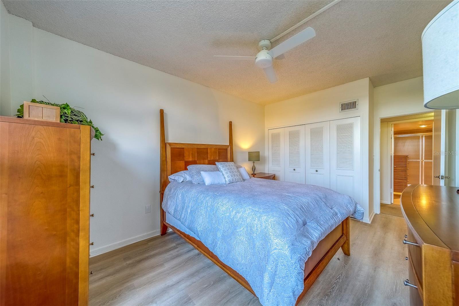 Listing photo id 28 for 400 Island Way 104