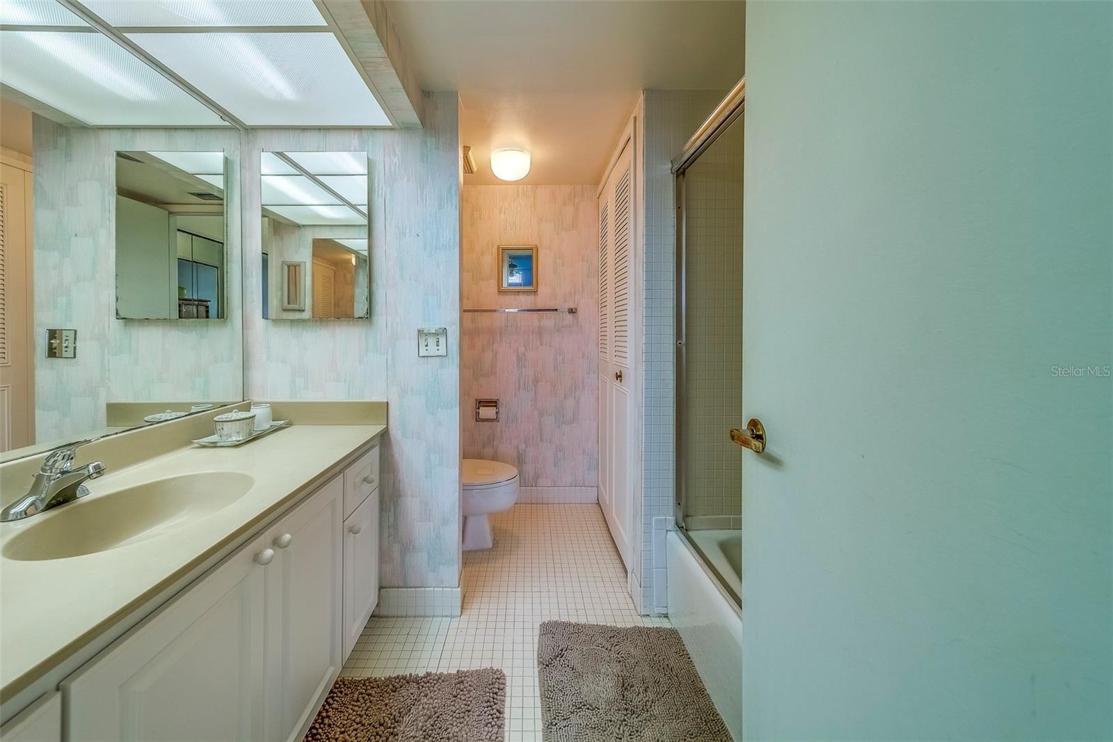 Listing photo id 29 for 400 Island Way 104