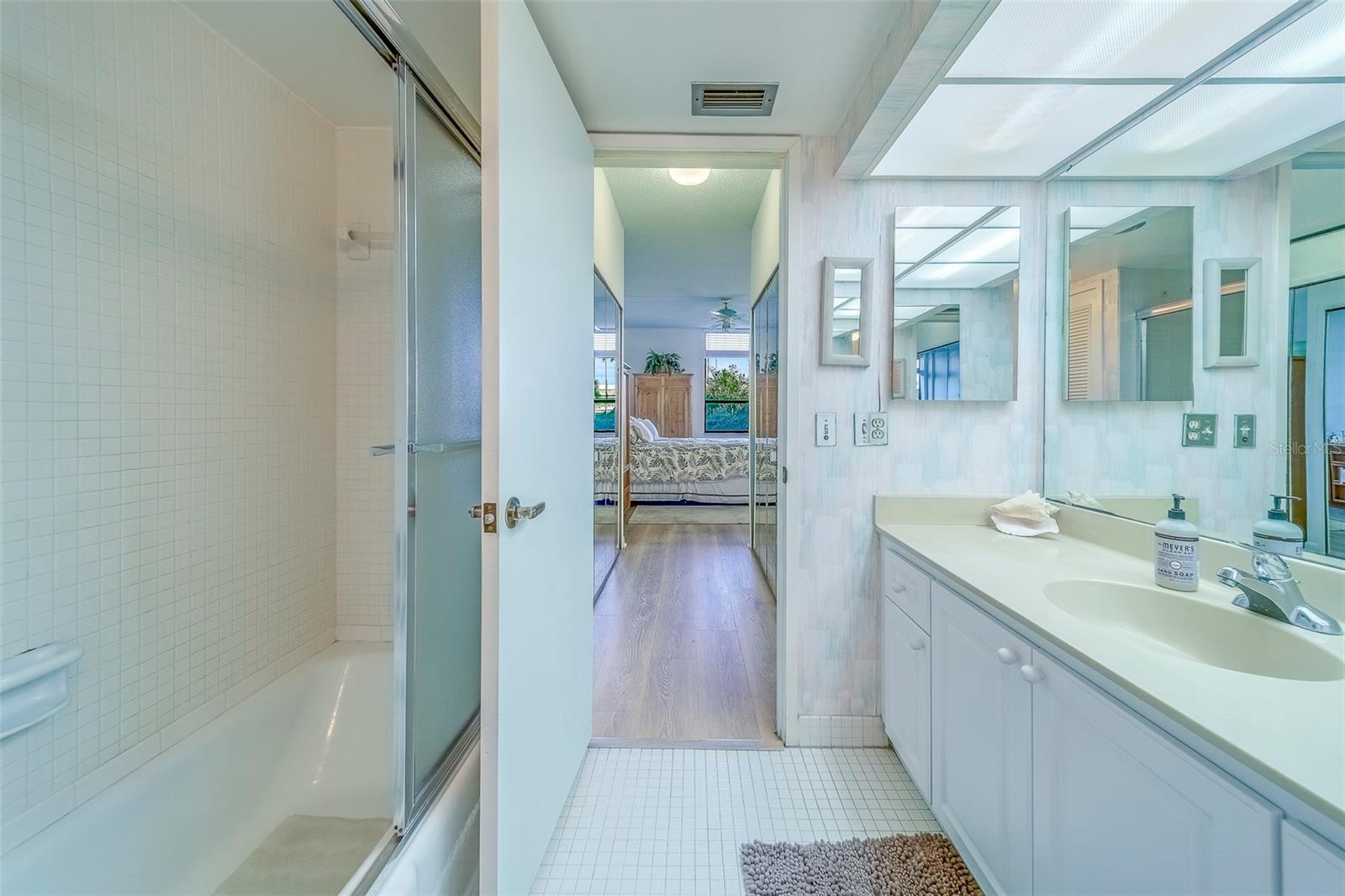 Listing photo id 31 for 400 Island Way 104