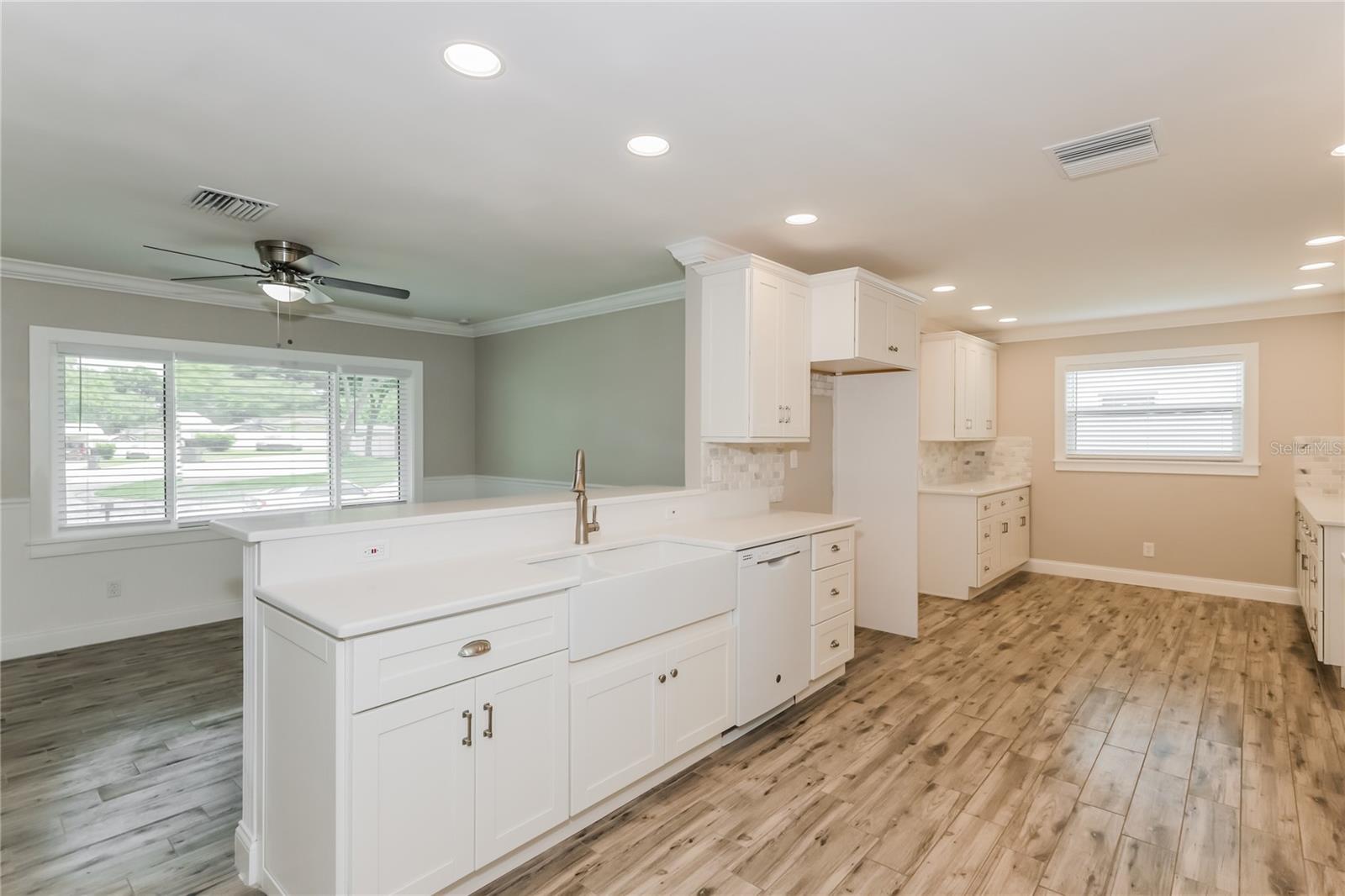 Listing photo id 4 for 215 Cranberry Lane