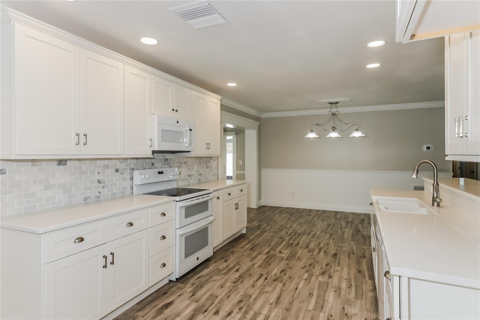 Listing photo id 5 for 215 Cranberry Lane