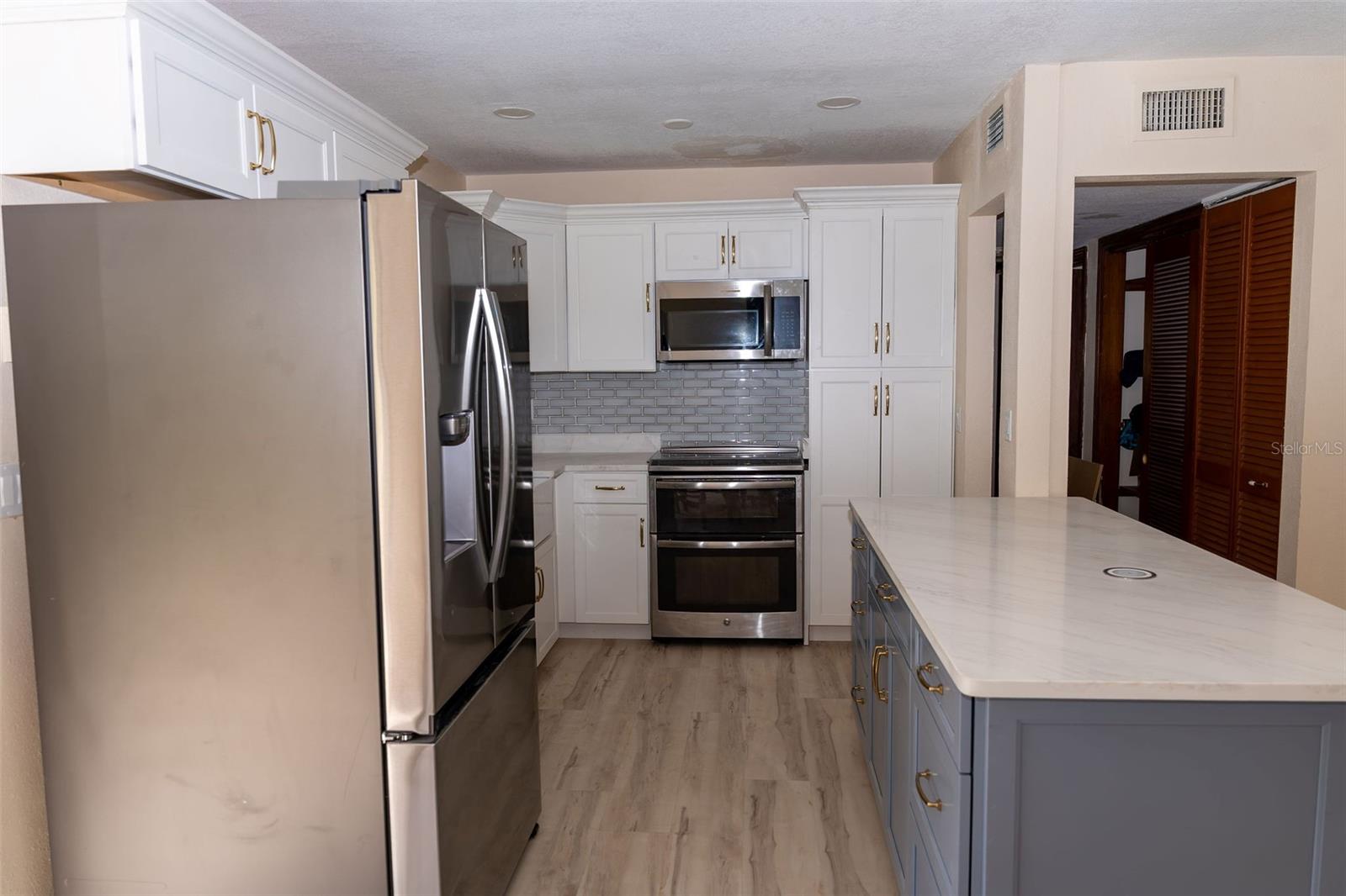 Listing photo id 8 for 10911 Dixon Avenue