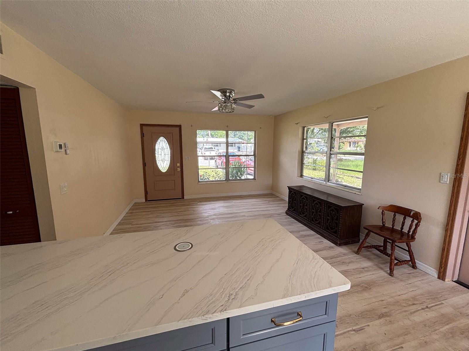 Listing photo id 10 for 10911 Dixon Avenue