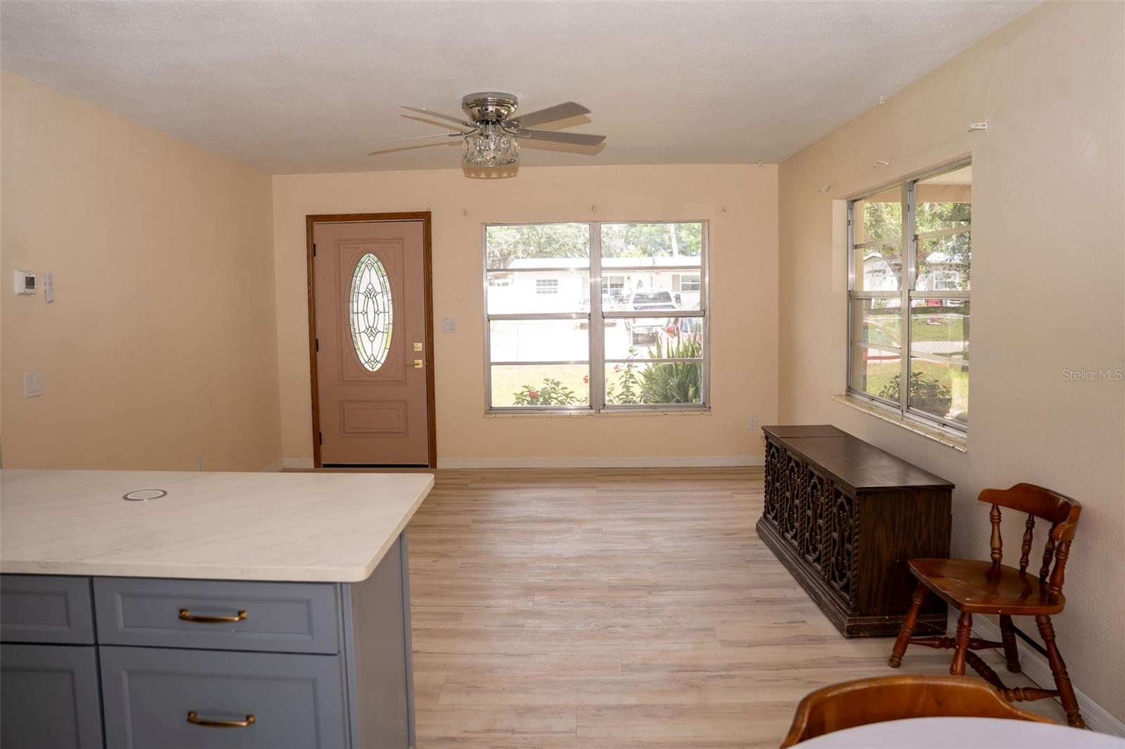 Listing photo id 11 for 10911 Dixon Avenue