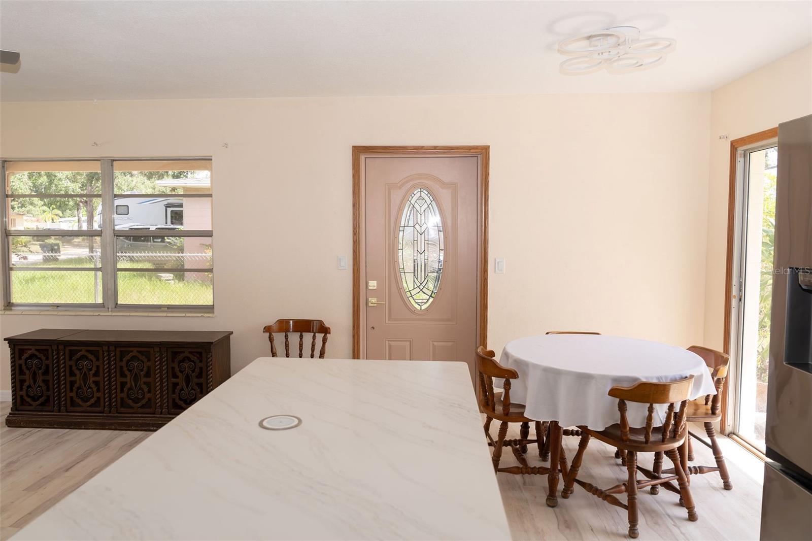 Listing photo id 12 for 10911 Dixon Avenue