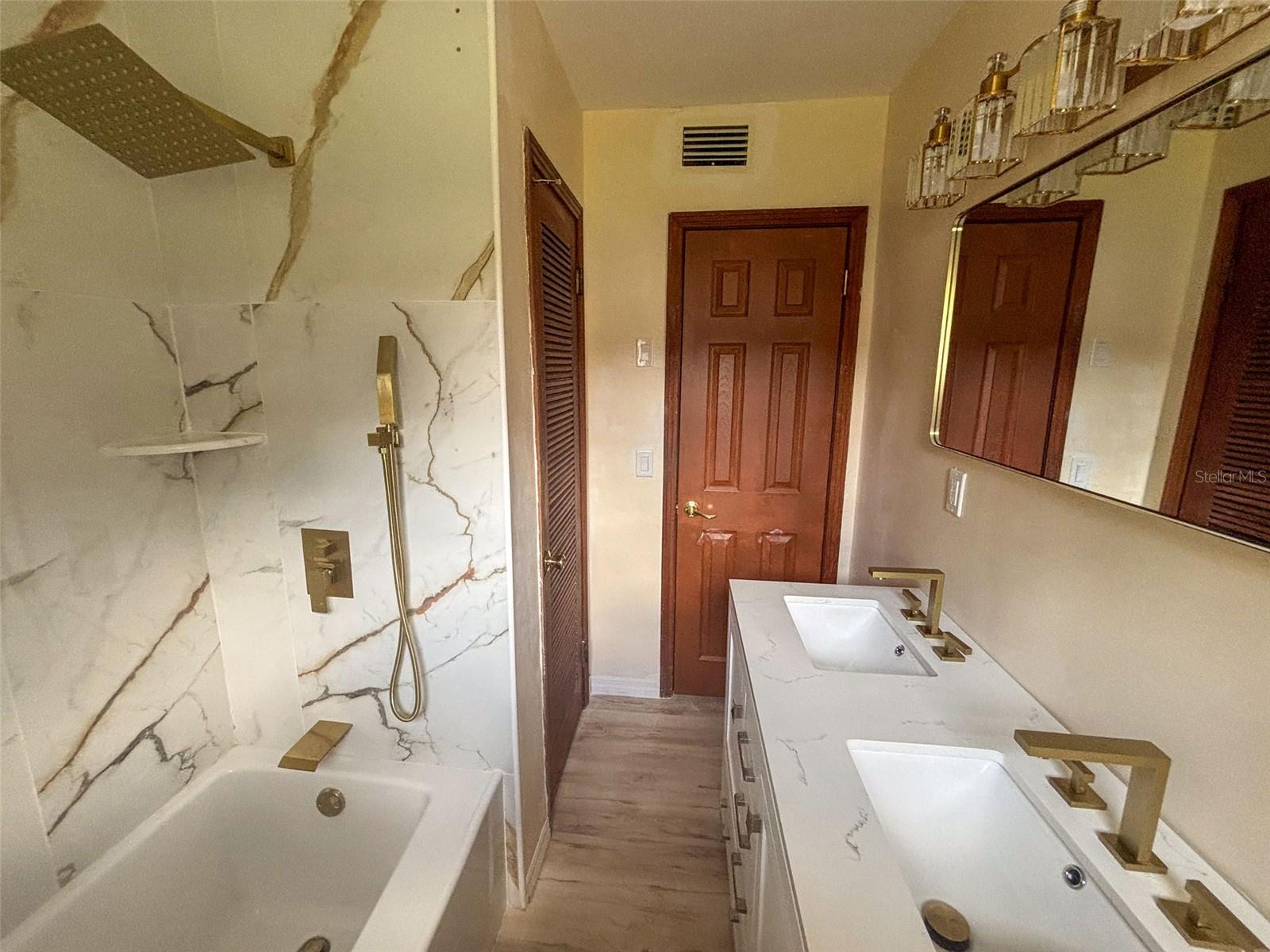 Listing photo id 15 for 10911 Dixon Avenue