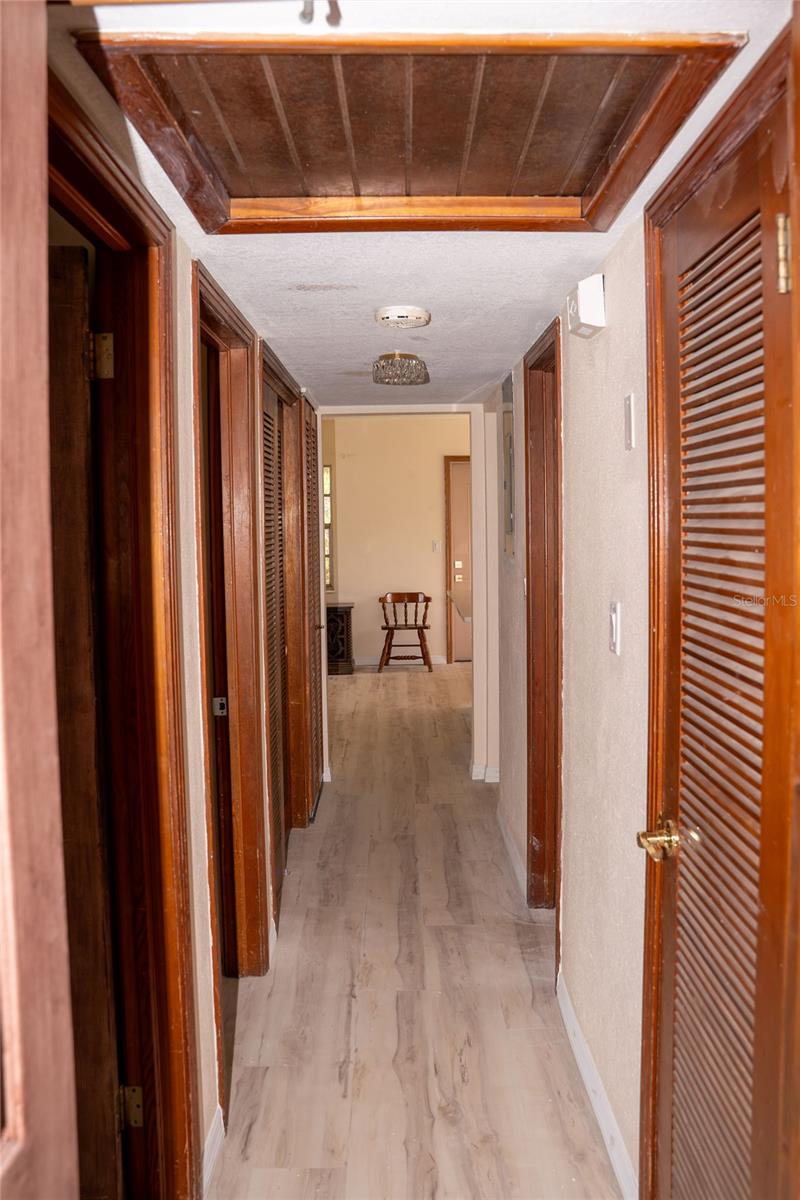 Listing photo id 17 for 10911 Dixon Avenue