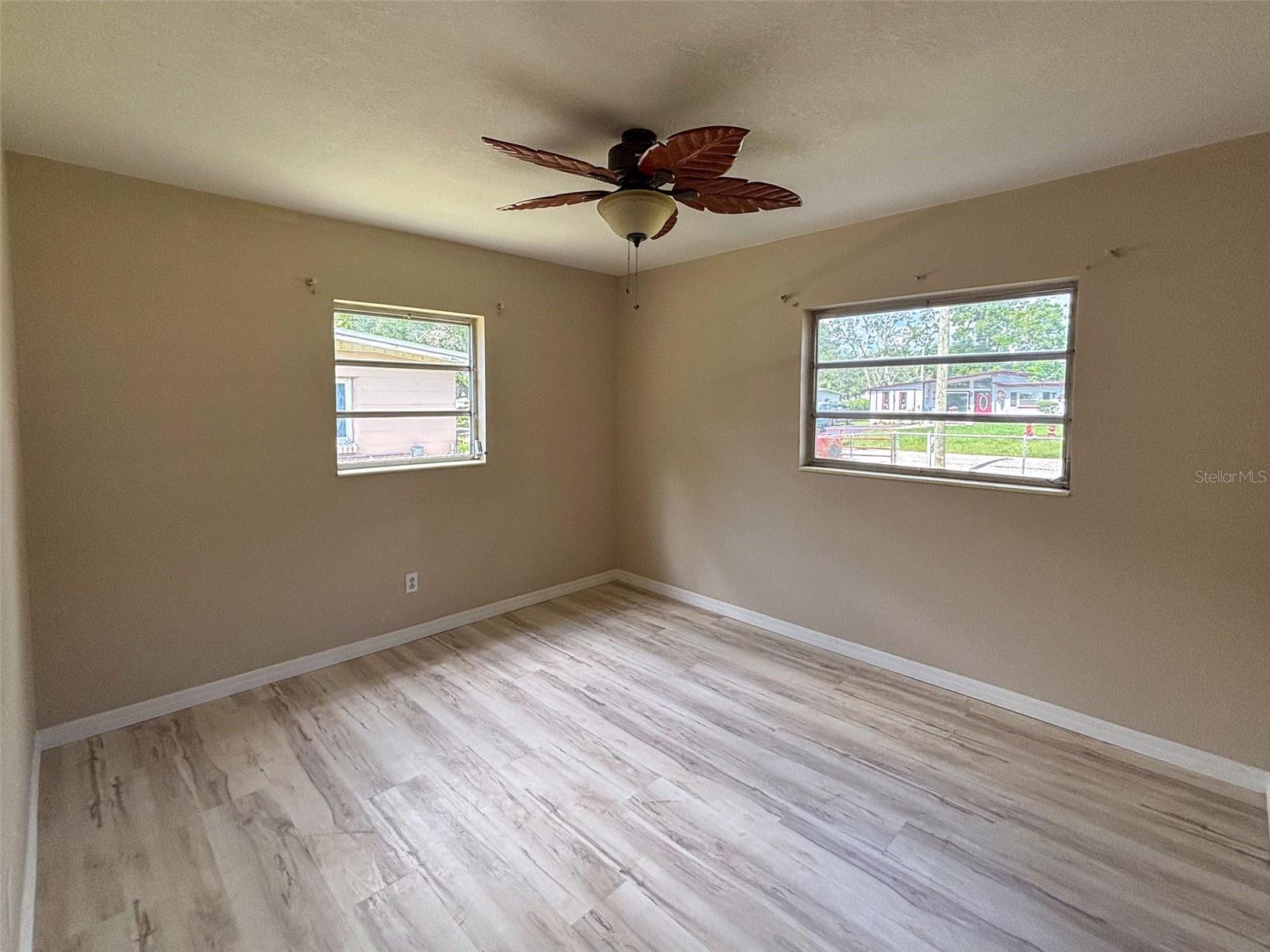 Listing photo id 18 for 10911 Dixon Avenue