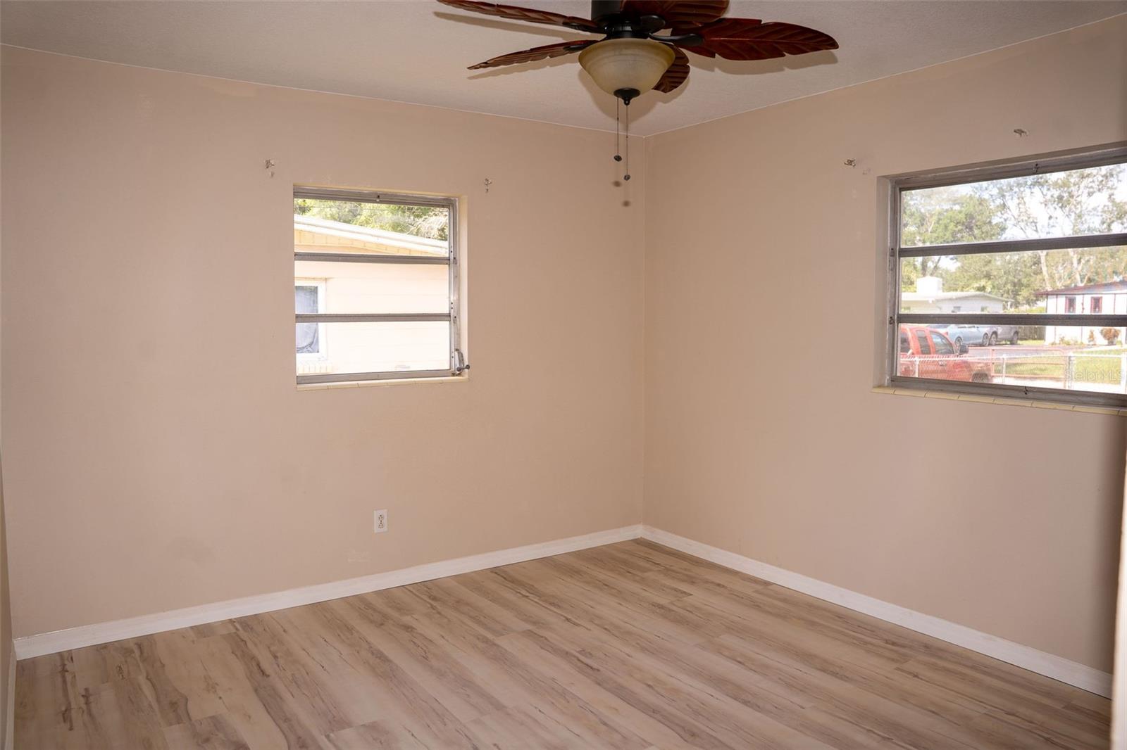 Listing photo id 19 for 10911 Dixon Avenue
