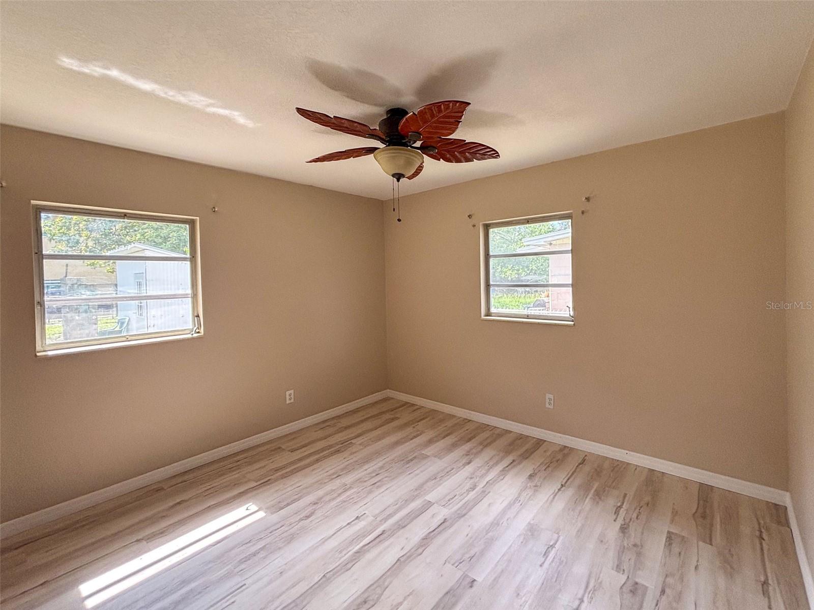 Listing photo id 21 for 10911 Dixon Avenue