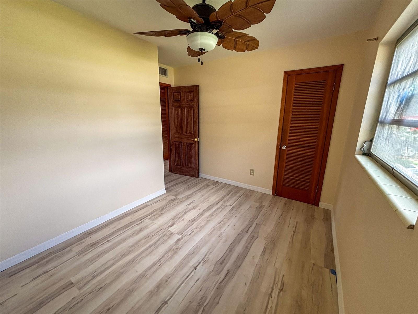 Listing photo id 22 for 10911 Dixon Avenue