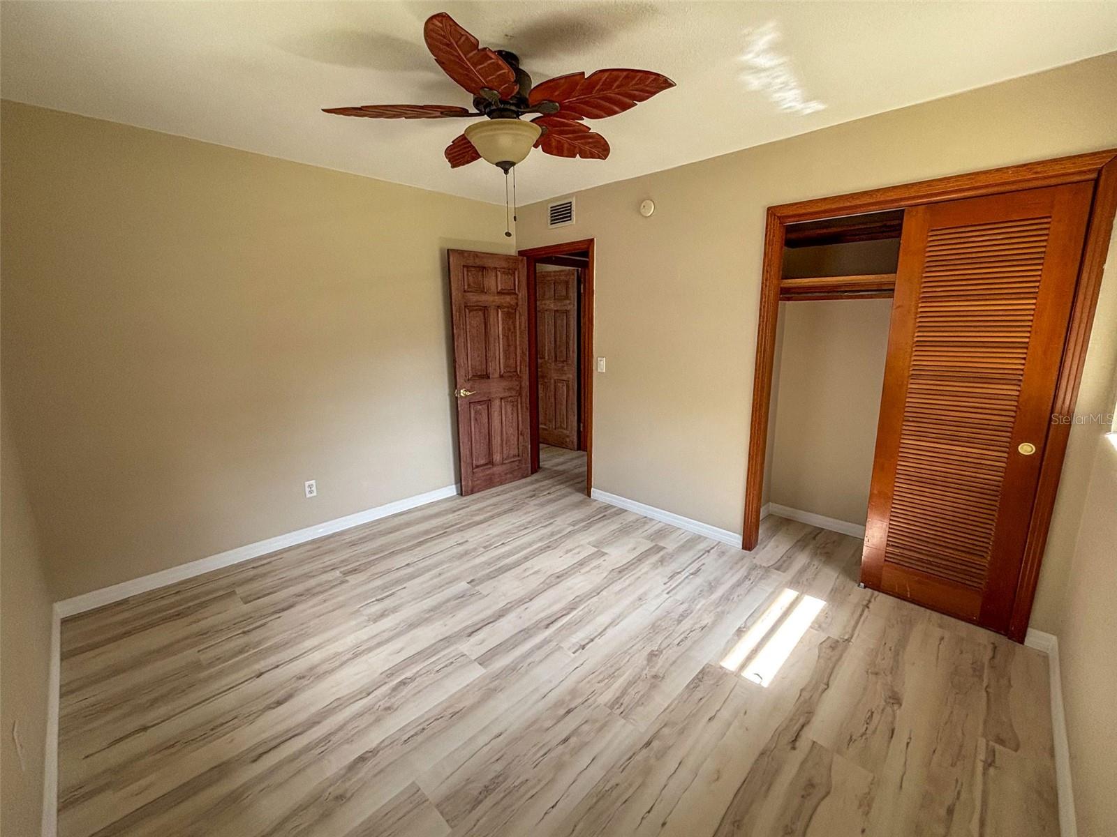 Listing photo id 23 for 10911 Dixon Avenue