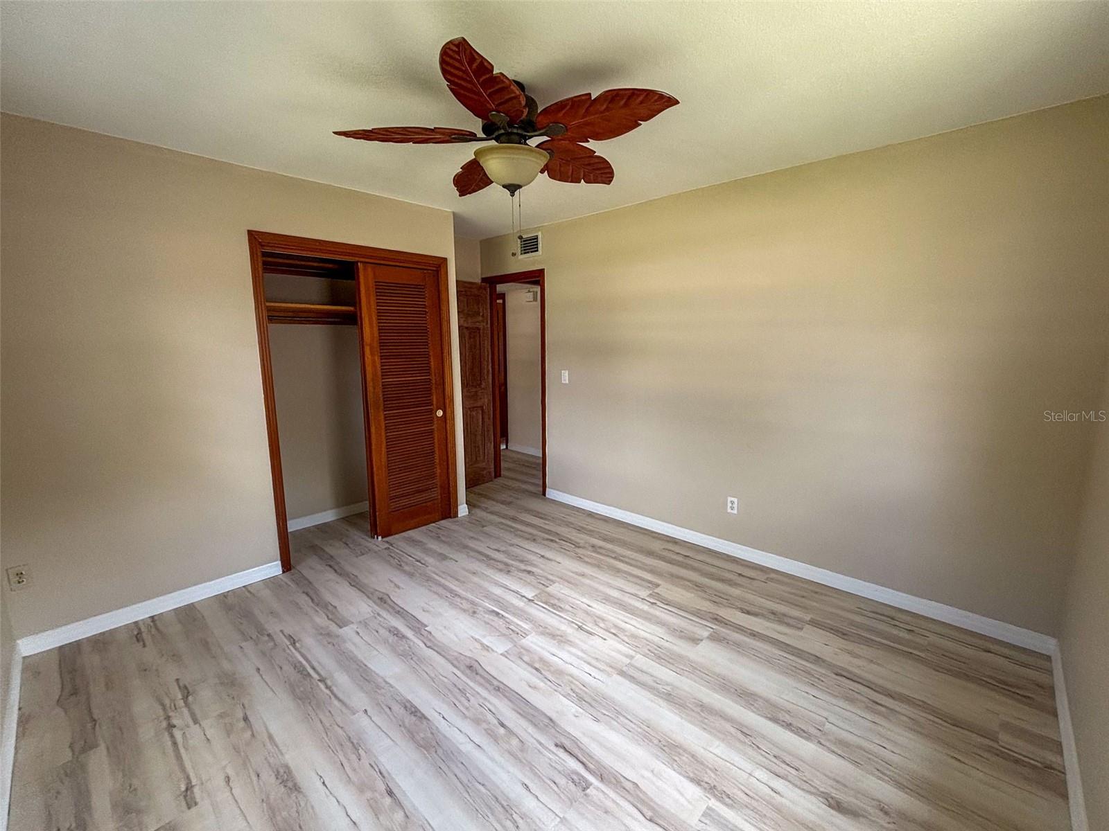 Listing photo id 24 for 10911 Dixon Avenue