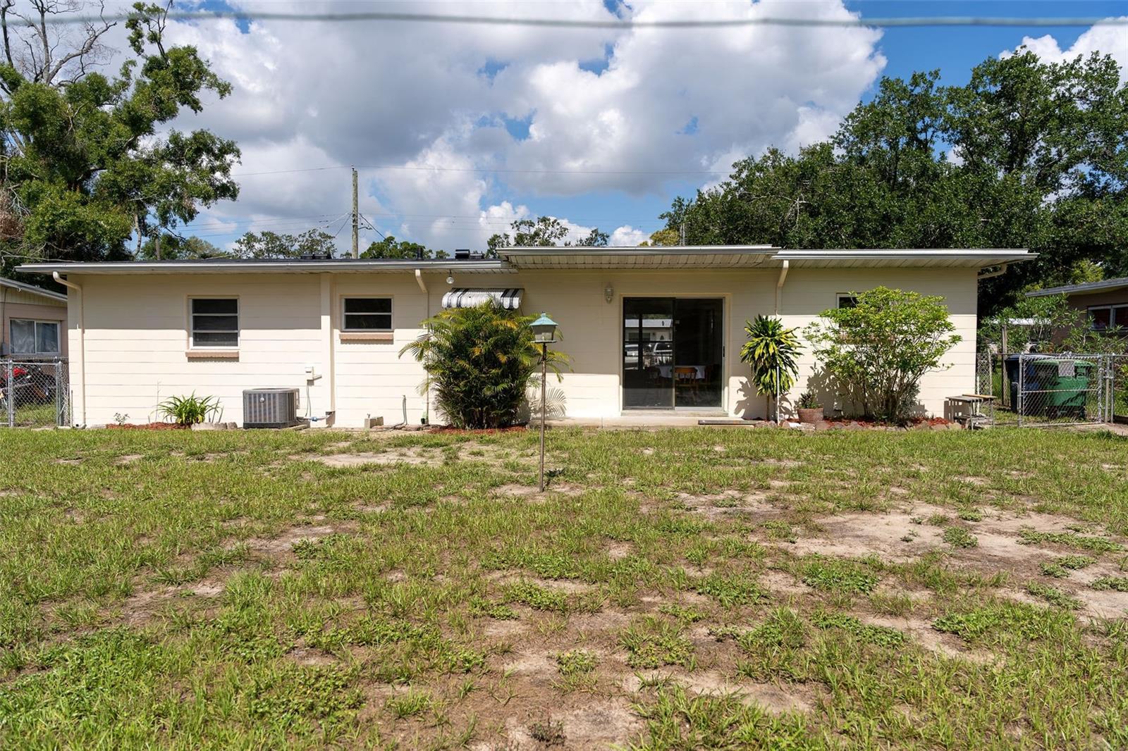 Listing photo id 26 for 10911 Dixon Avenue