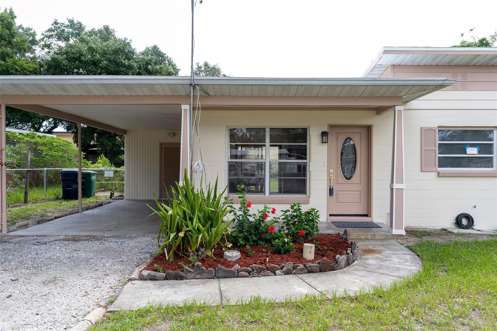 Listing photo id 1 for 10911 Dixon Avenue