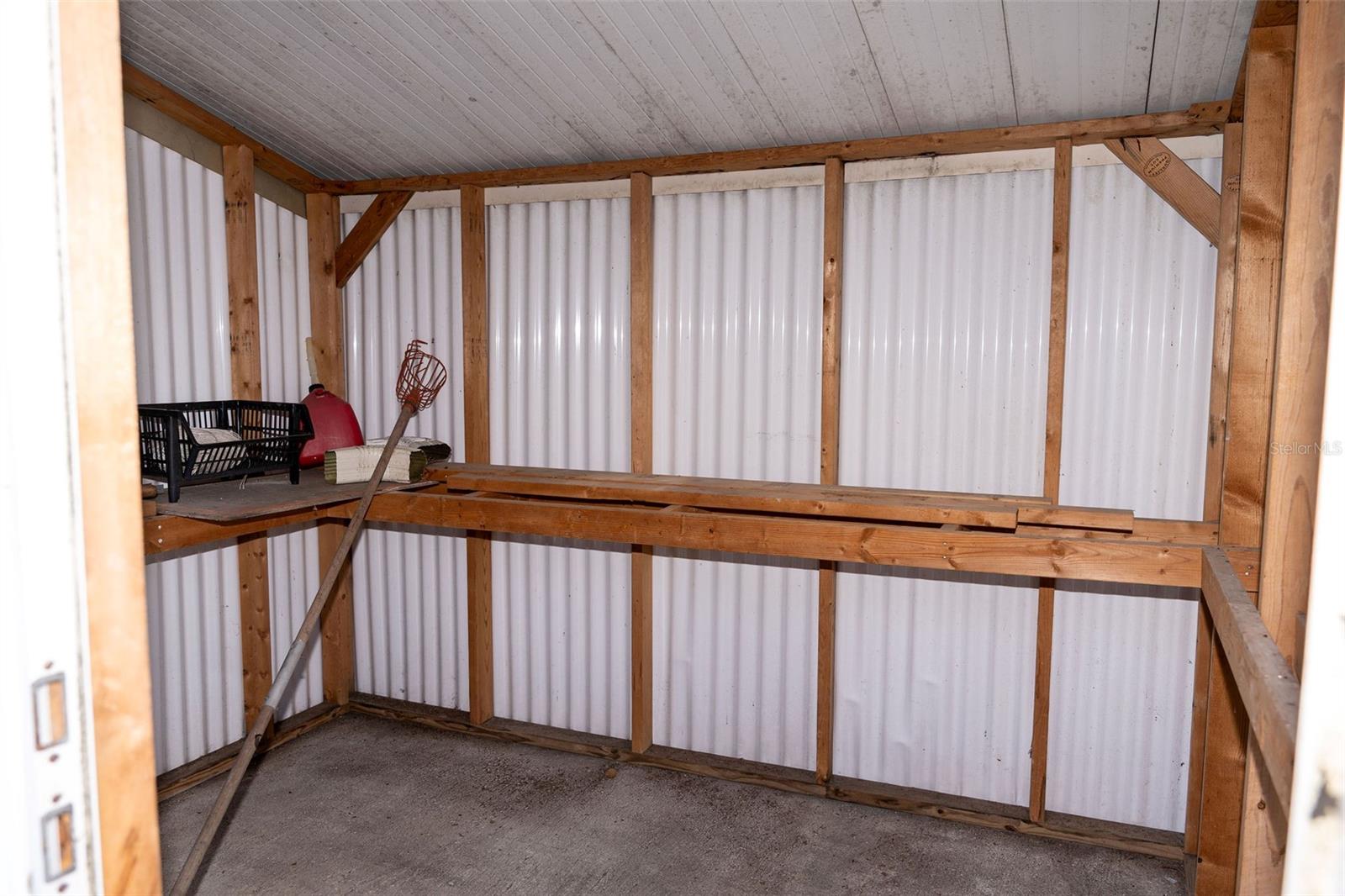 Listing photo id 28 for 10911 Dixon Avenue
