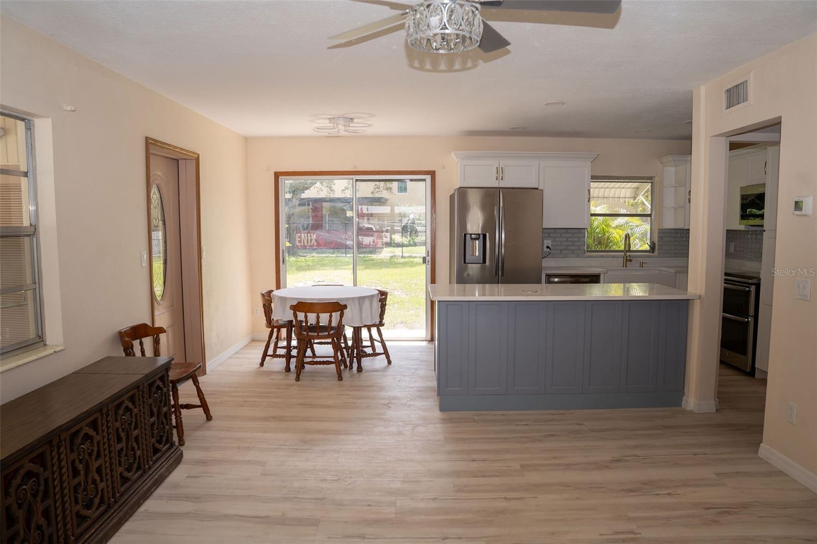 Listing photo id 2 for 10911 Dixon Avenue