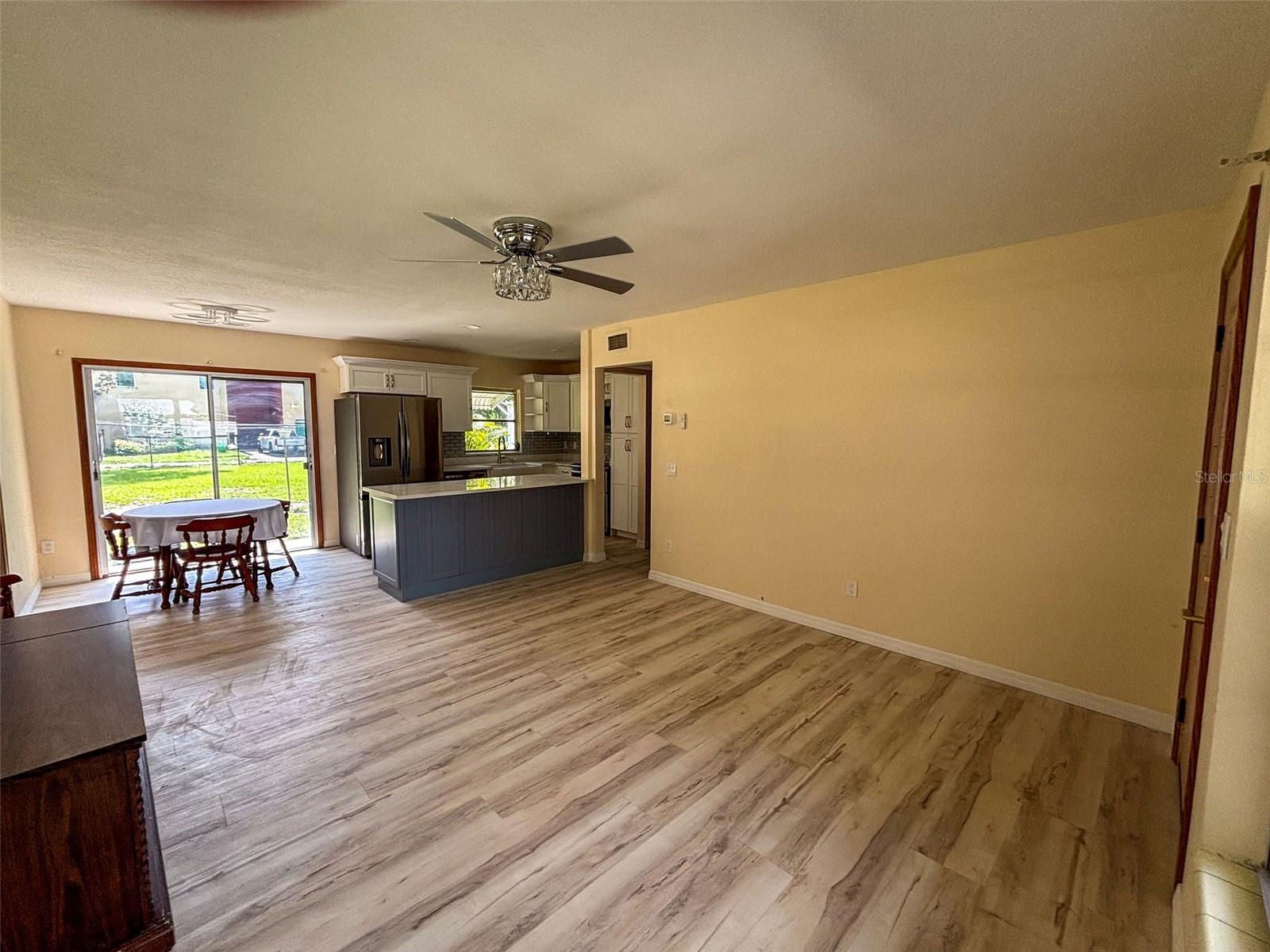 Listing photo id 3 for 10911 Dixon Avenue