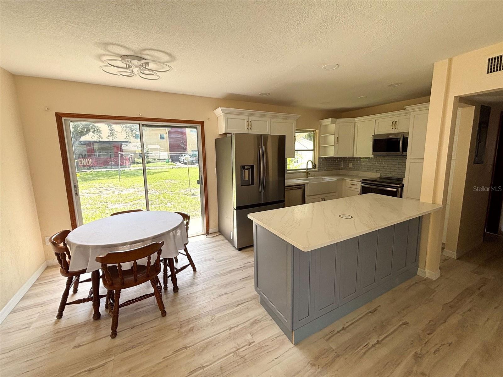 Listing photo id 5 for 10911 Dixon Avenue