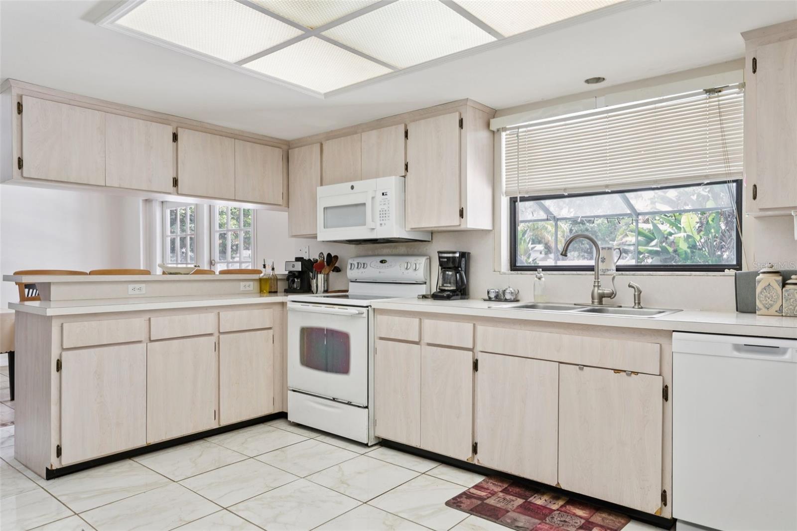 Image 10 of 39 For 11320 Carrollwood Estates Drive