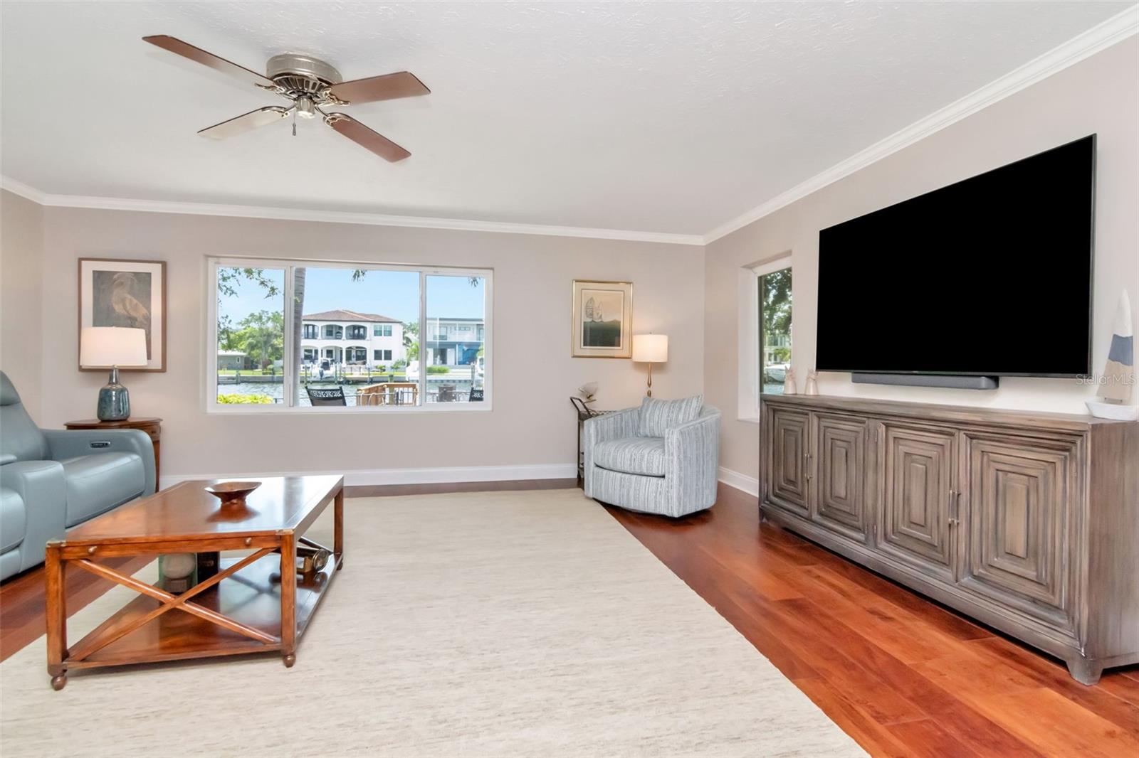 Listing photo id 13 for 5106 Poe Avenue