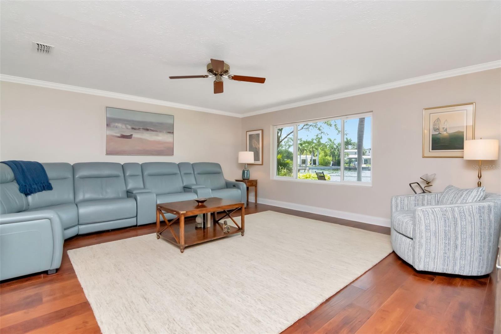 Listing photo id 14 for 5106 Poe Avenue