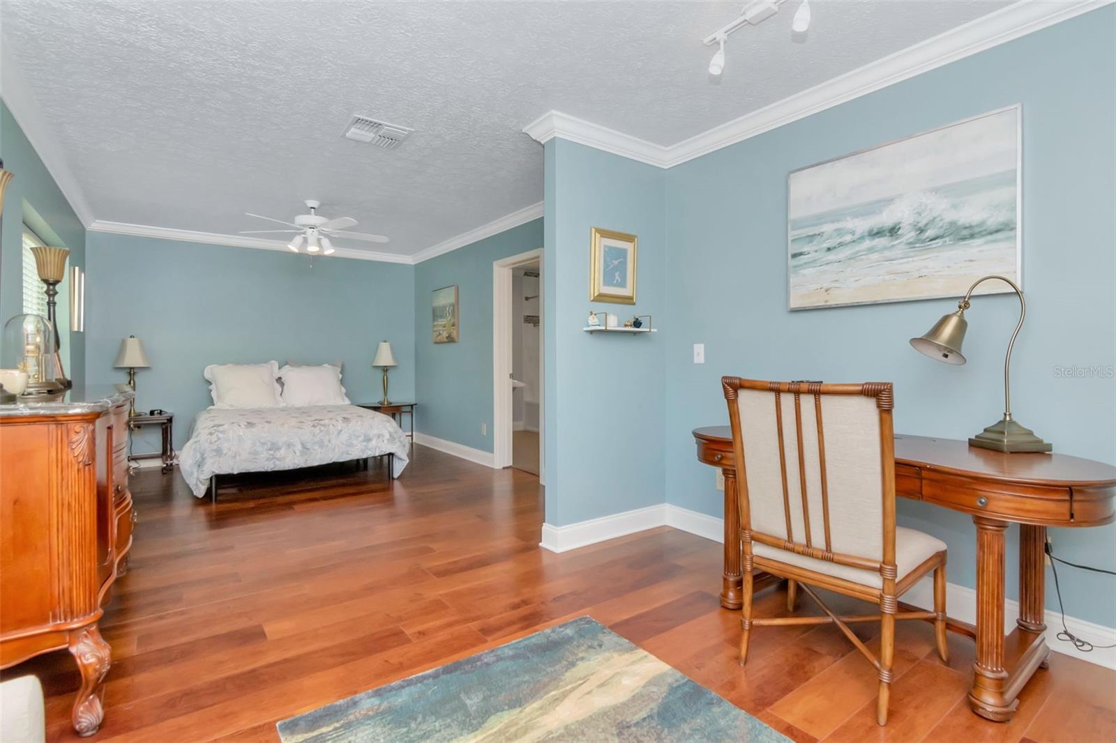 Listing photo id 24 for 5106 Poe Avenue