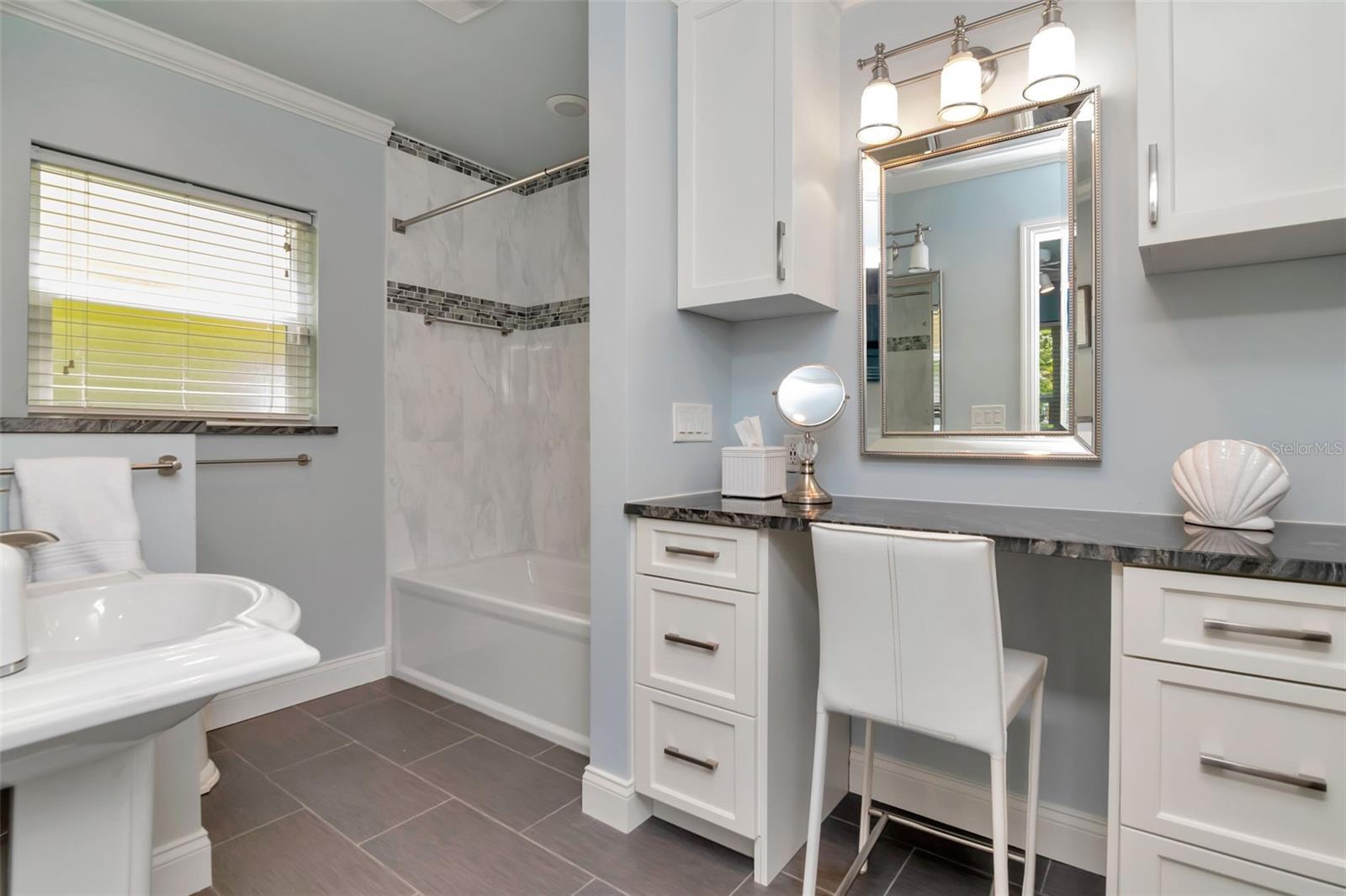 Listing photo id 27 for 5106 Poe Avenue