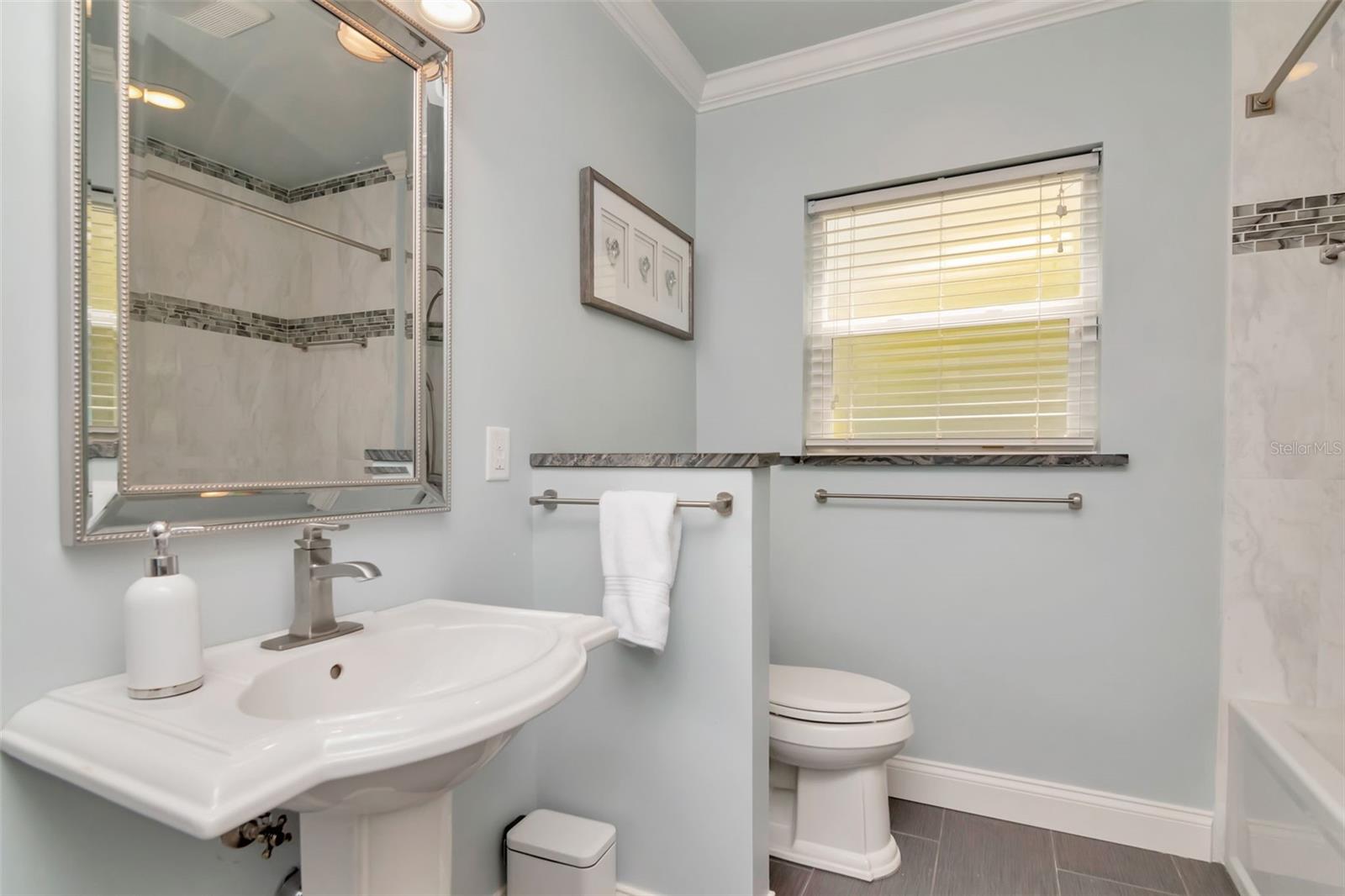 Listing photo id 28 for 5106 Poe Avenue