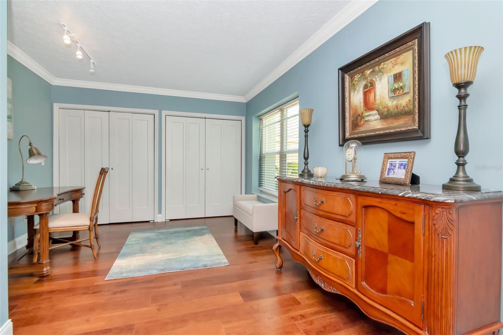 Listing photo id 32 for 5106 Poe Avenue