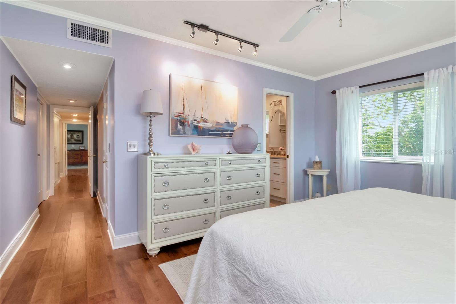 Listing photo id 35 for 5106 Poe Avenue