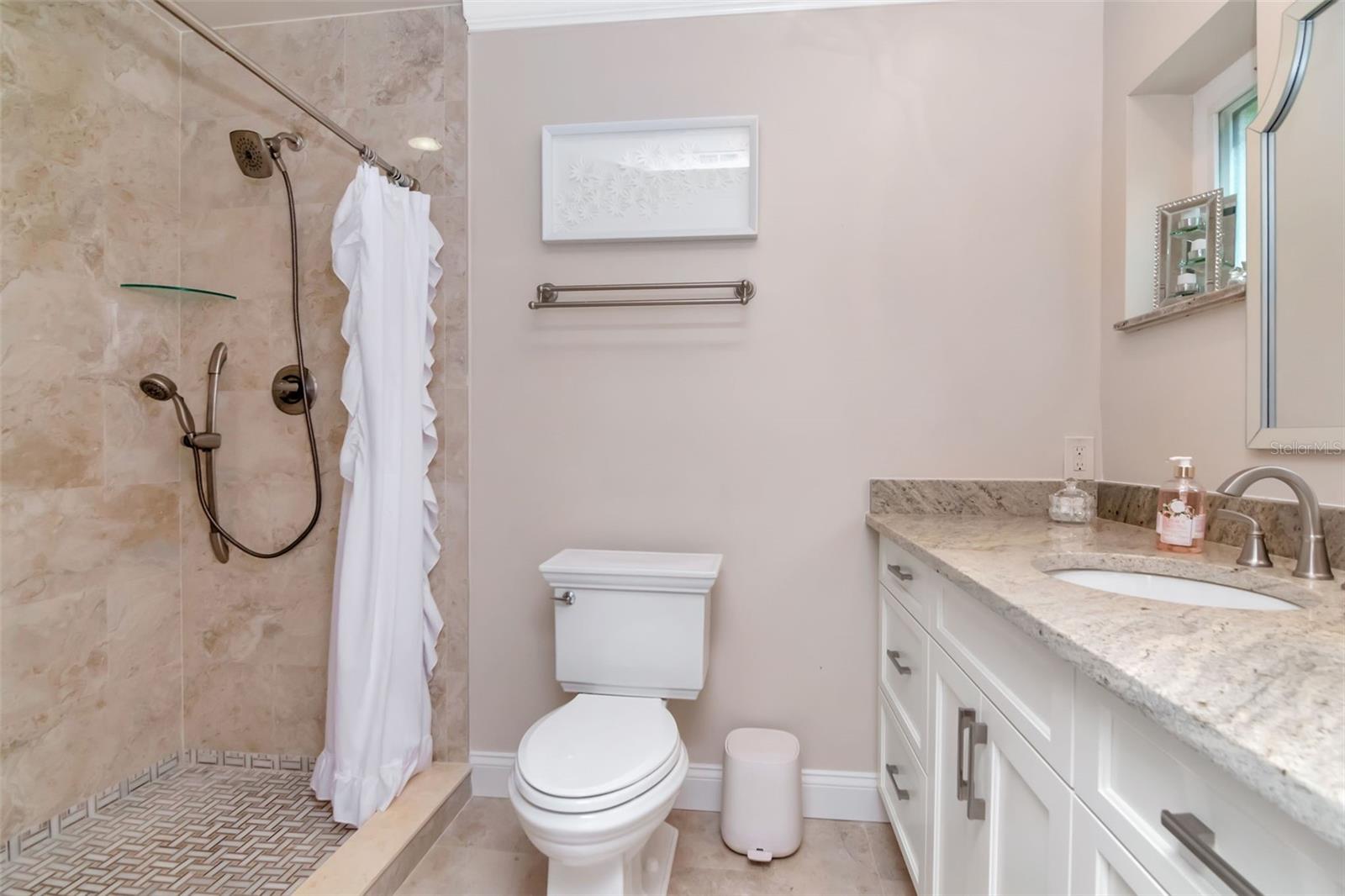 Listing photo id 37 for 5106 Poe Avenue