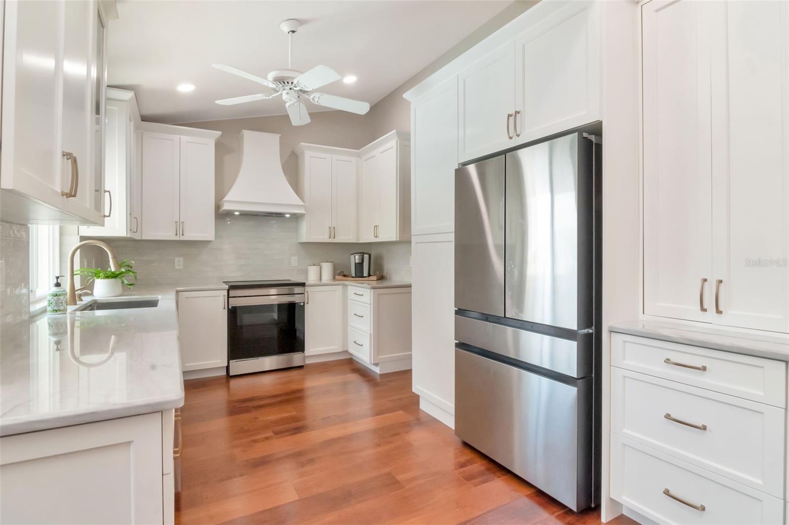 Listing photo id 2 for 5106 Poe Avenue