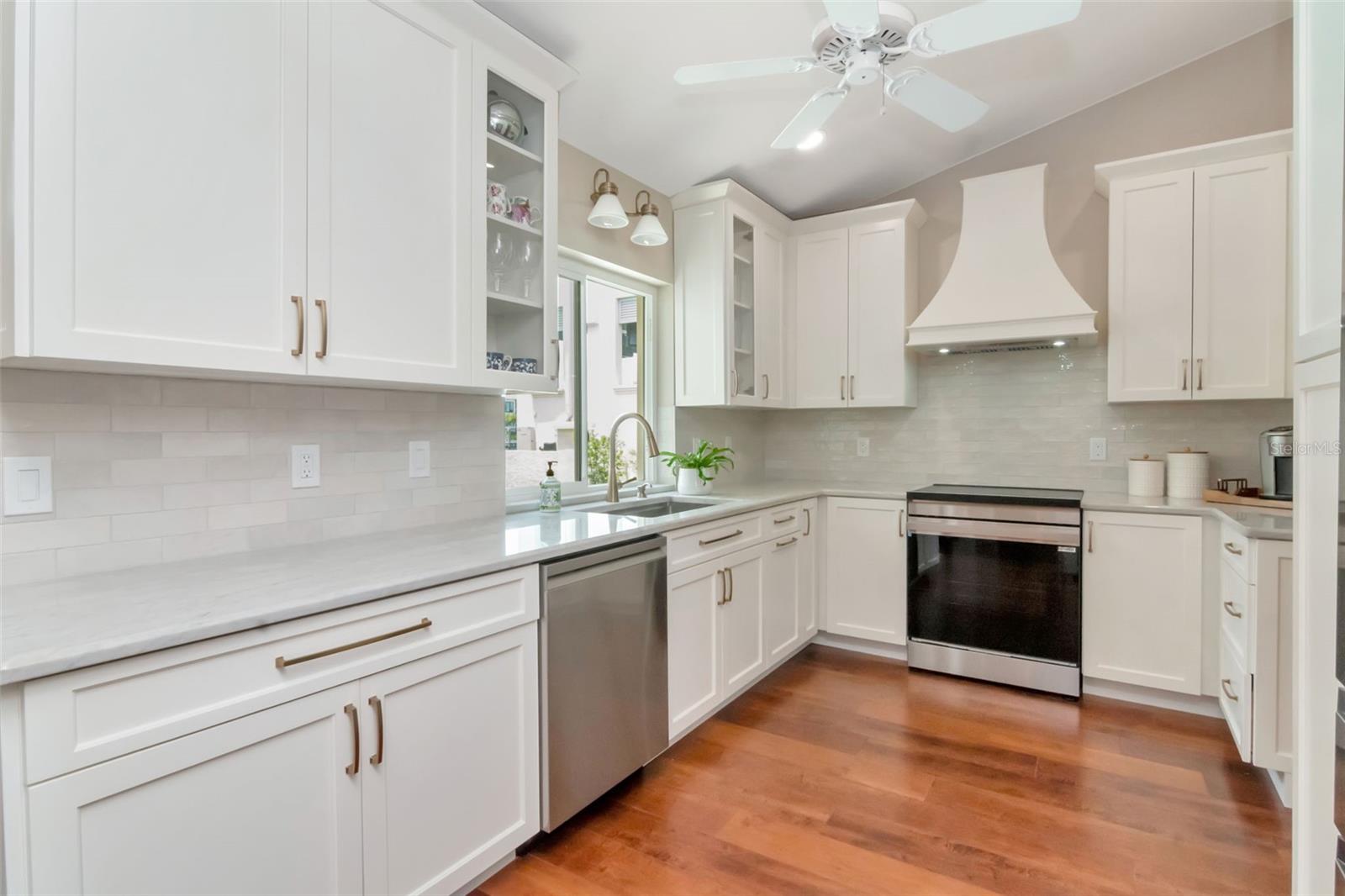 Listing photo id 4 for 5106 Poe Avenue