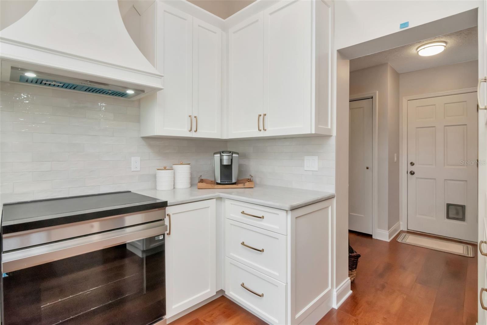 Listing photo id 5 for 5106 Poe Avenue