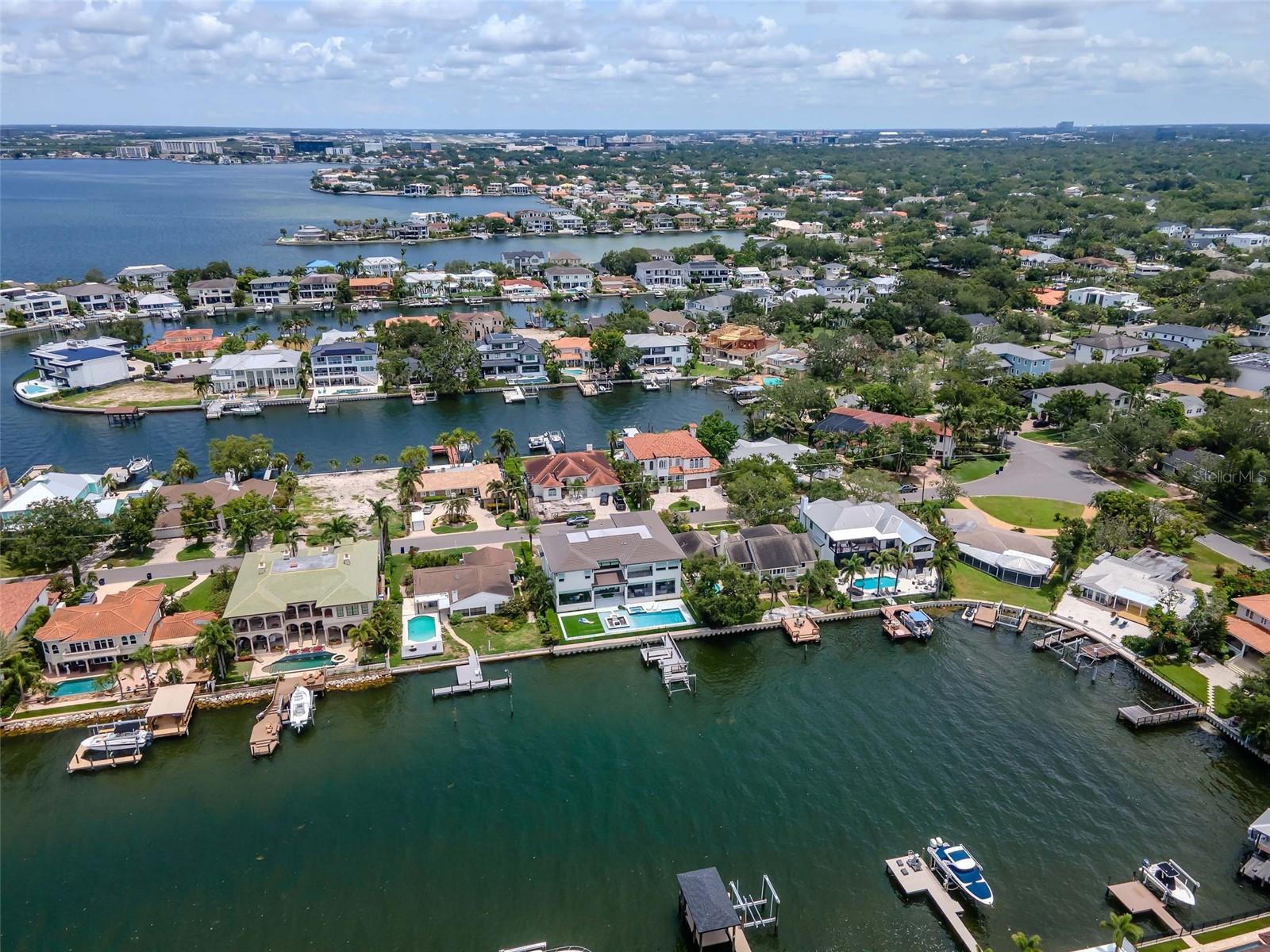 Listing photo id 71 for 5106 Poe Avenue