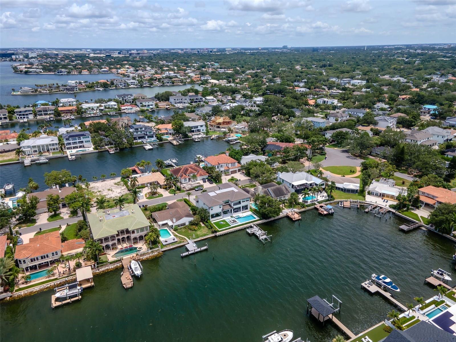 Listing photo id 72 for 5106 Poe Avenue