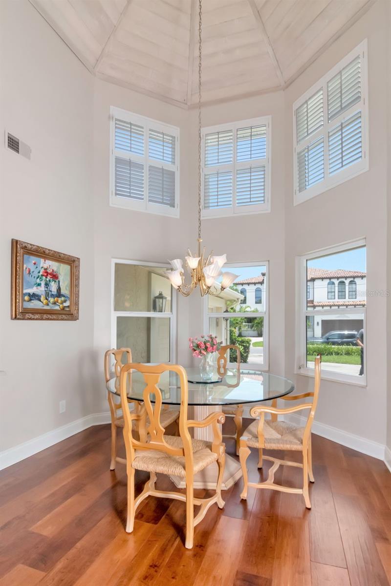 Listing photo id 7 for 5106 Poe Avenue