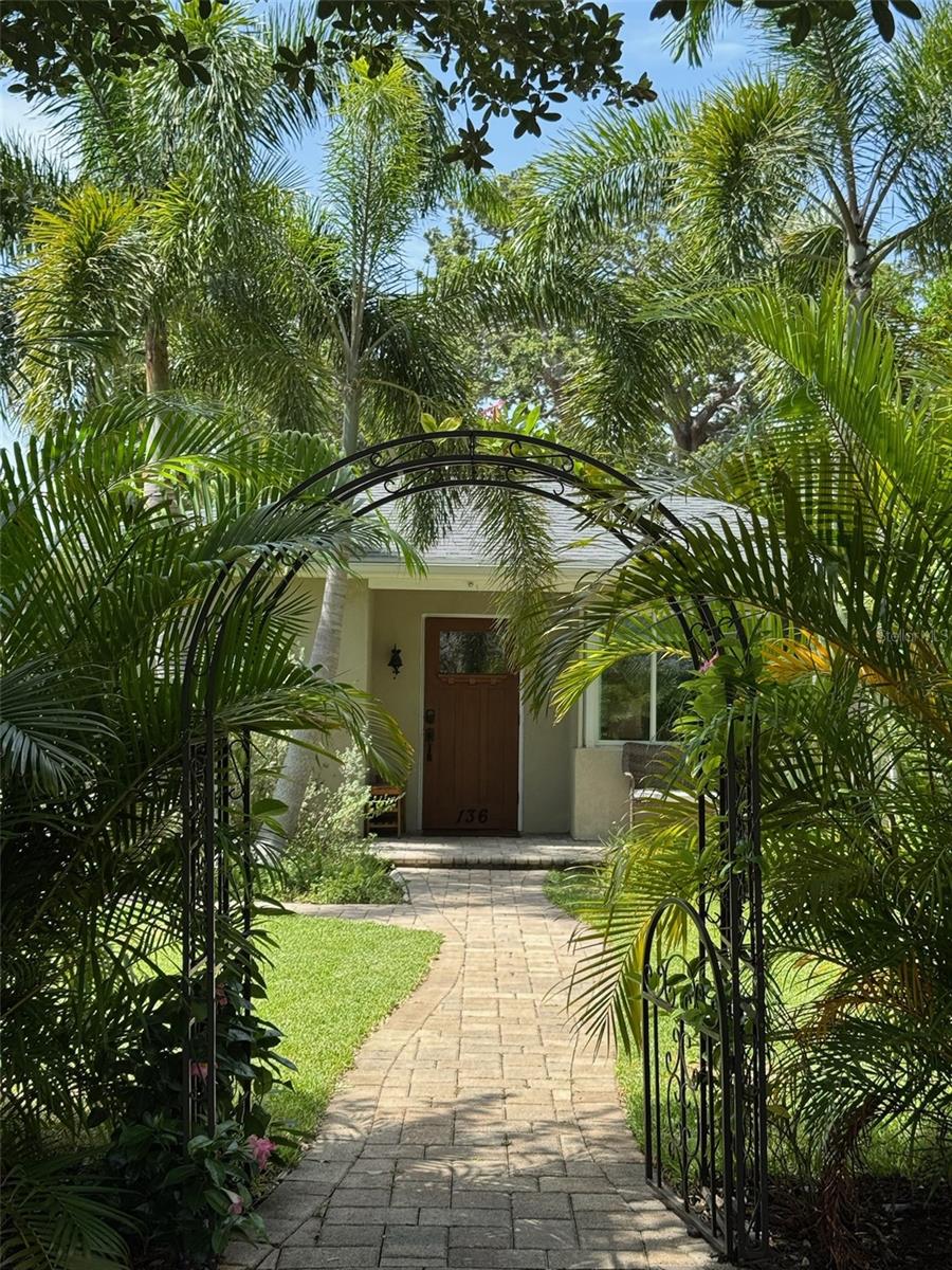 Details for 136 25th Avenue N, ST PETERSBURG, FL 33704