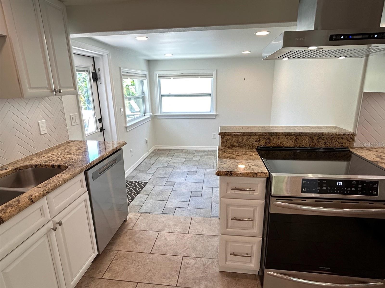 Image 18 of 49 For 136 25th Avenue N