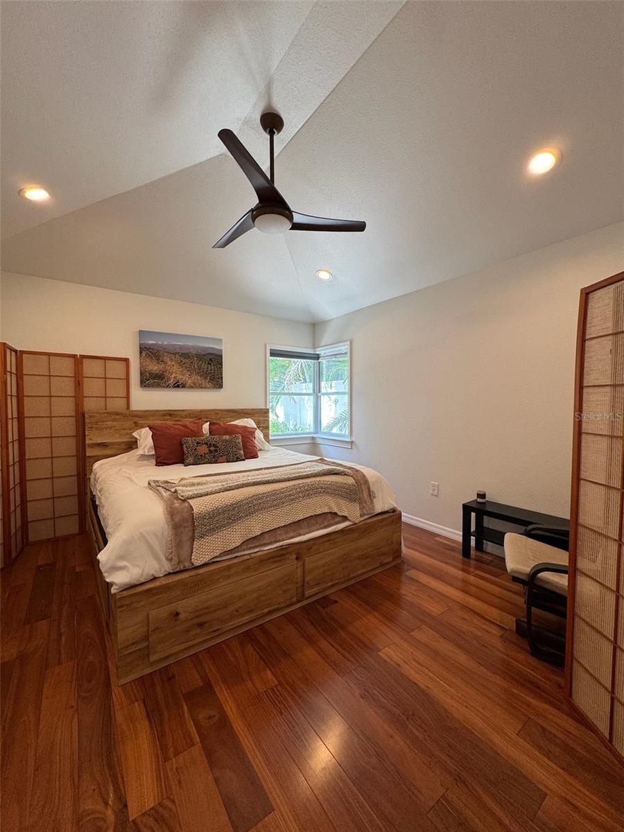Image 23 of 49 For 136 25th Avenue N