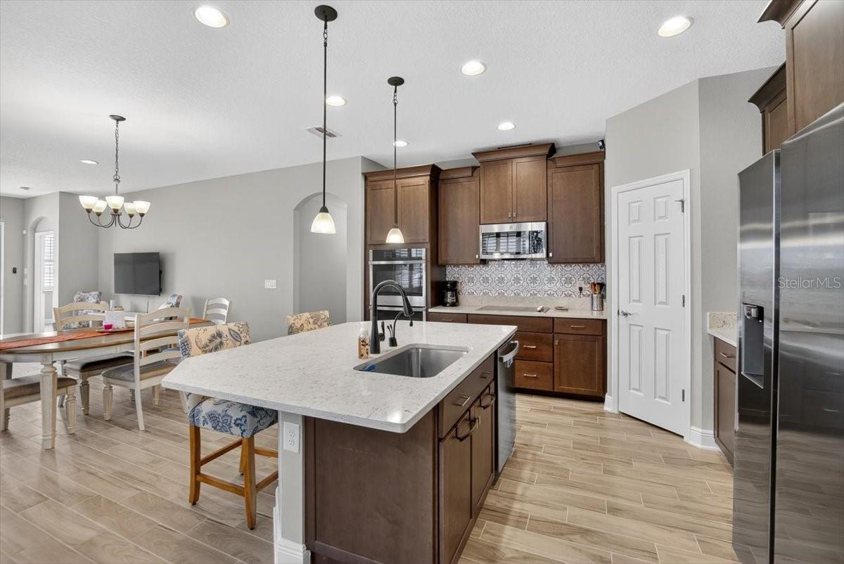 Image 18 of 58 For 13136 Peachleaf Avenue